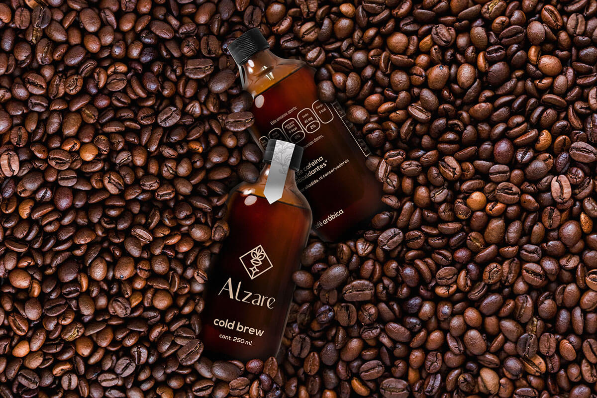 Alzare Cold Brew Coffee // Botellas Encima de Granos de Café