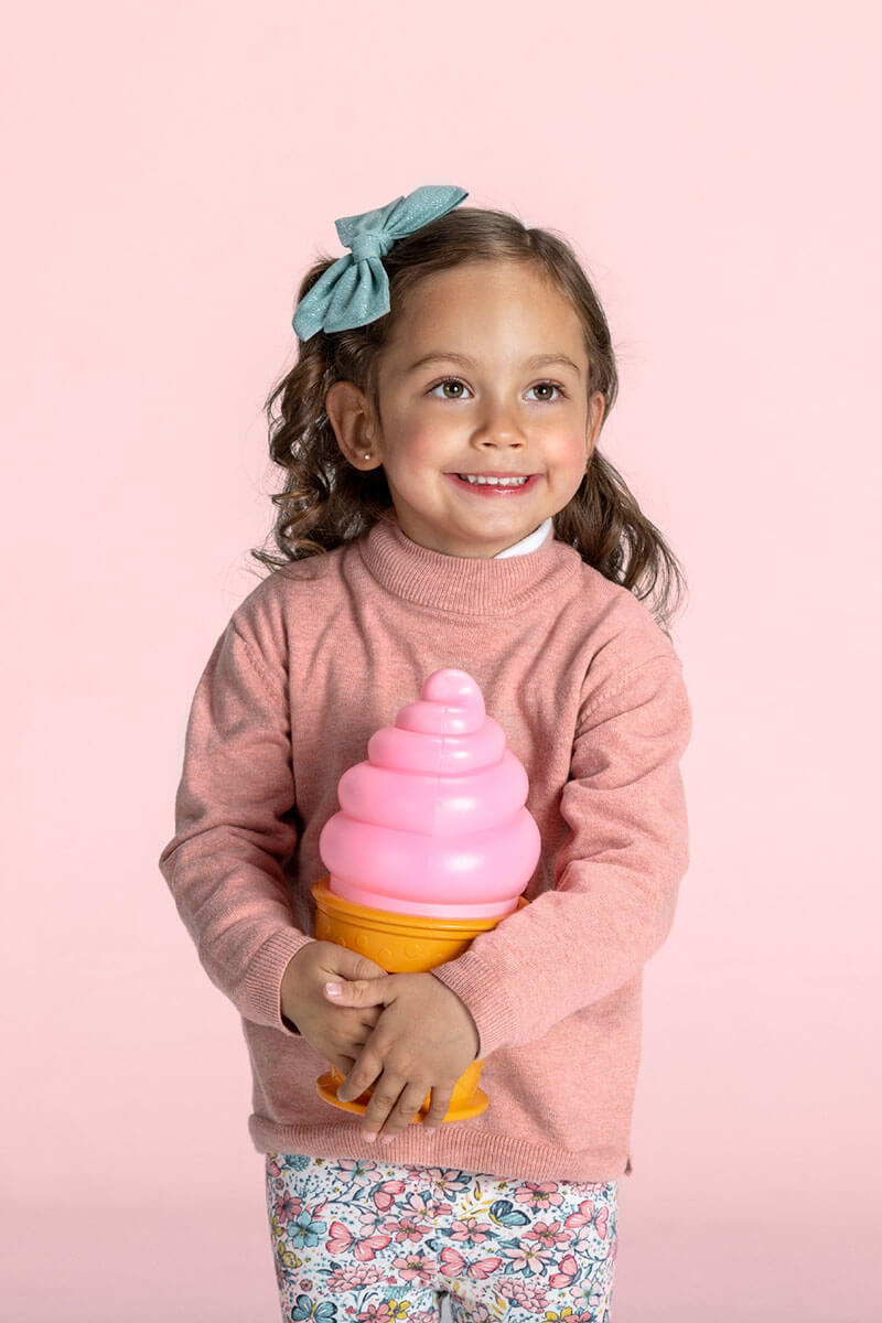 Bonaterra // Girl carrying an ice-cream